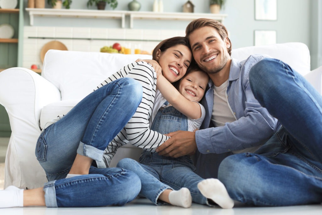 photo d'une famille heureuse dans sa maison neuve