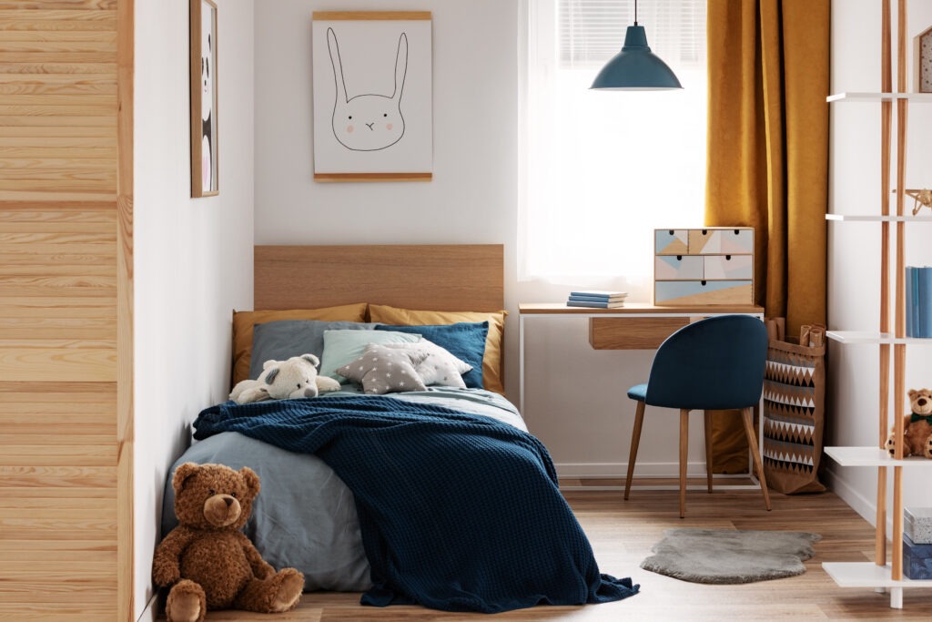 Chambre d'enfant avec lit simple