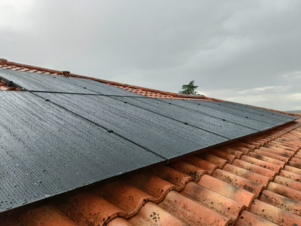 Panneaux photovoltaïques en surimposition sur toiture de maison individuelle