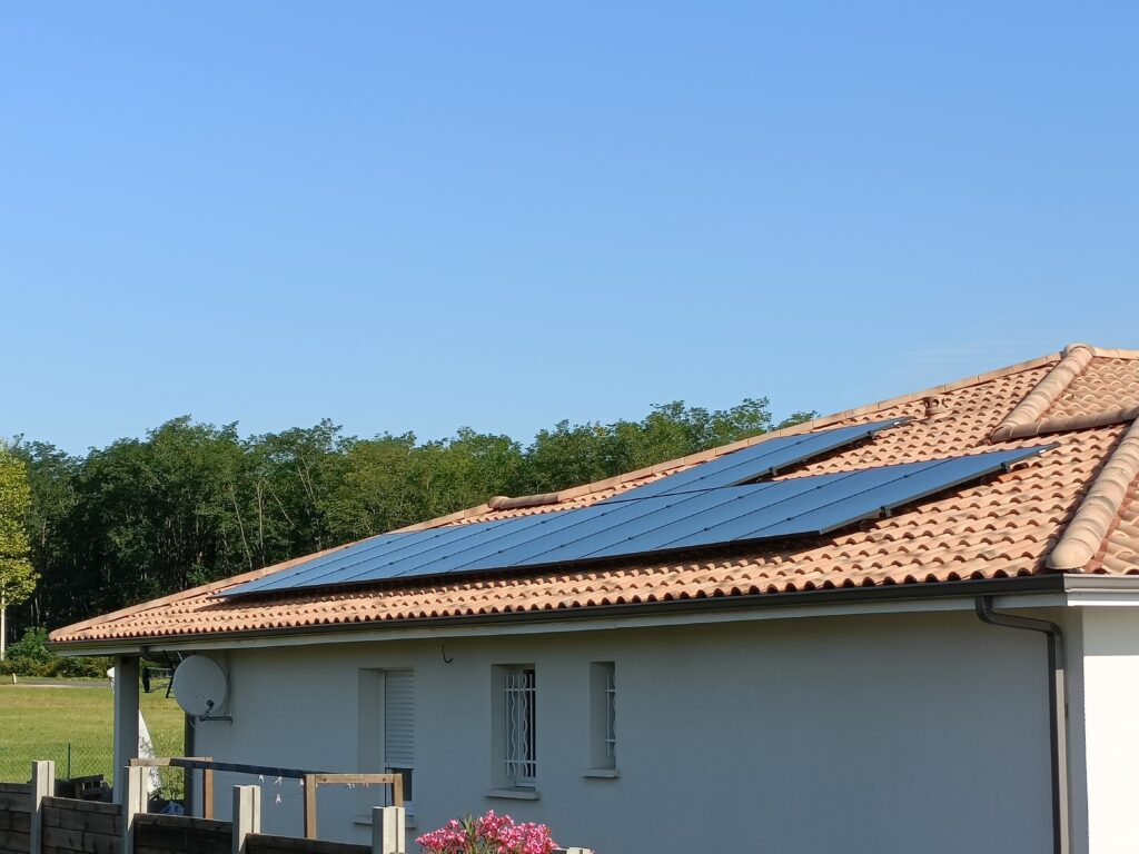 Pose de panneaux solaires photovoltaïques en surimposition sur la toiture d'une maison individuelle